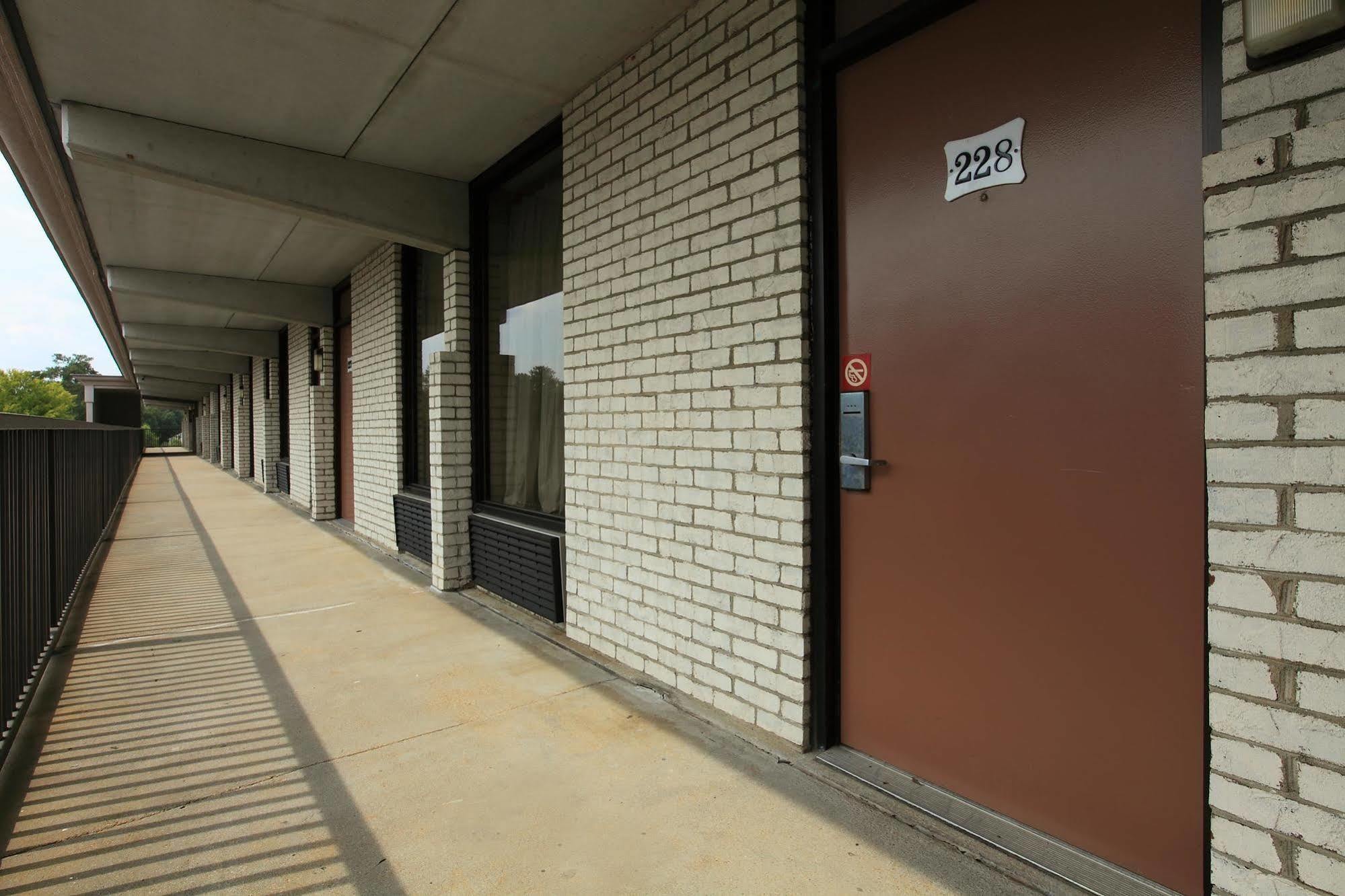 Americas Best Value Inn North Capital Роли Экстерьер фото