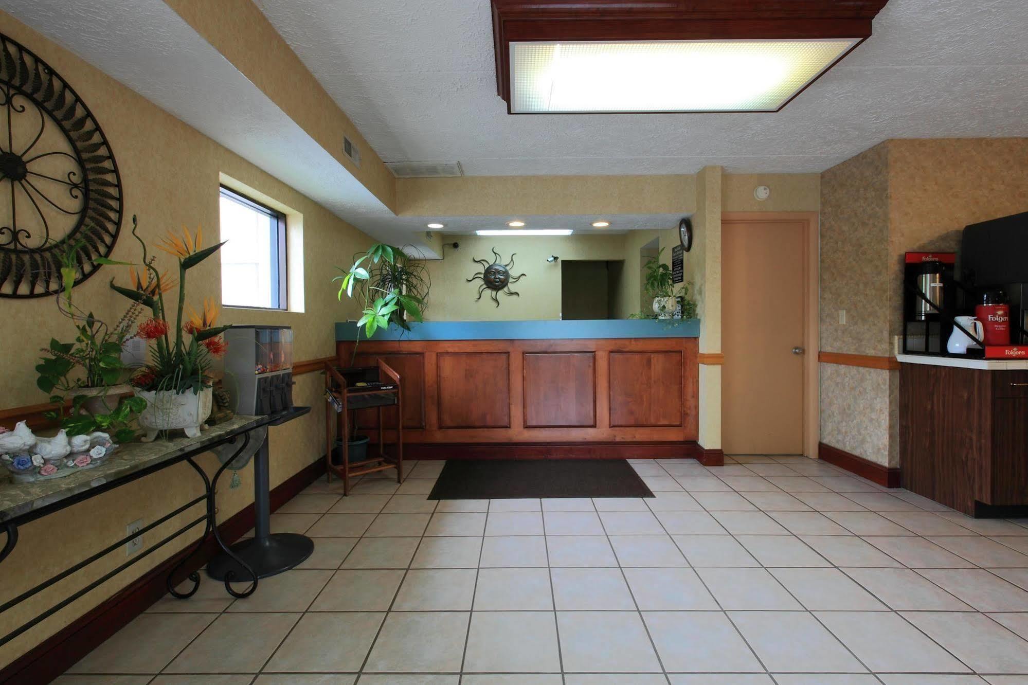 Americas Best Value Inn North Capital Роли Интерьер фото